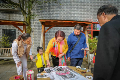 手繪鄉(xiāng)村畫卷 助力鄉(xiāng)村振興 三峽文藝創(chuàng)作者為基層老百姓送&ldquo;精神產(chǎn)品&rdquo;