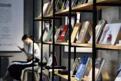 晨報(bào)說書 真有人在這里過夜嗎?上海最美24小時(shí)書店,愛書人的深夜可以不打烊 上海文藝評(píng)論專項(xiàng)基金